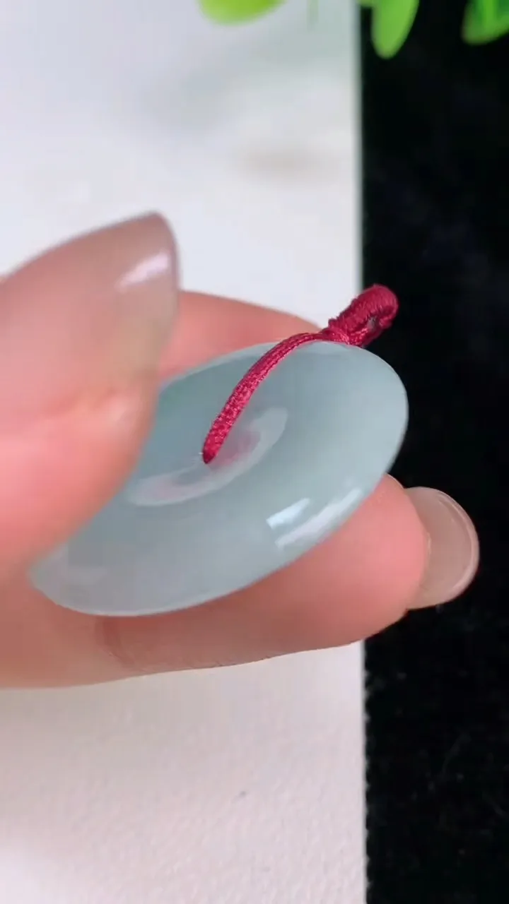 天然A货翡翠平安扣吊坠，尺寸28.8-5，重量:8.55g
7月20日