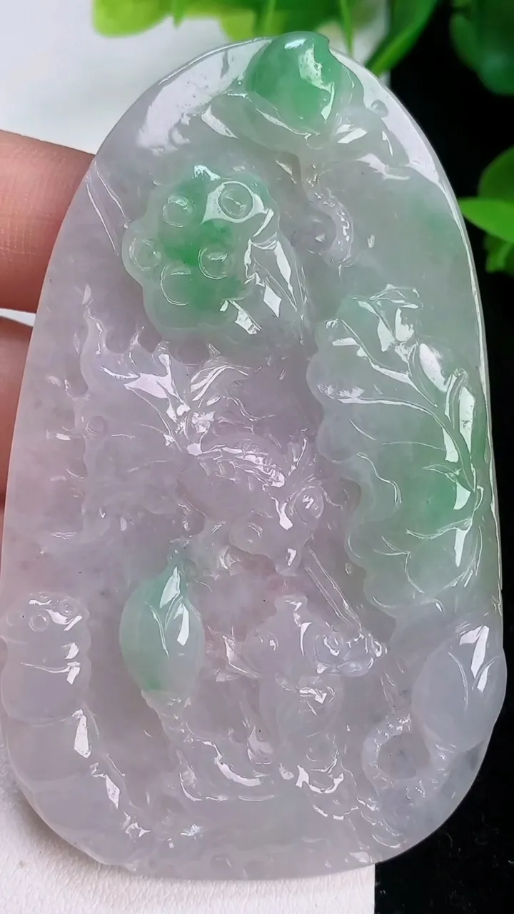 天然A货翡翠年年有余 荷叶鱼吊坠，尺寸77.3-47.3-5.9，重:42.25g
7月20日