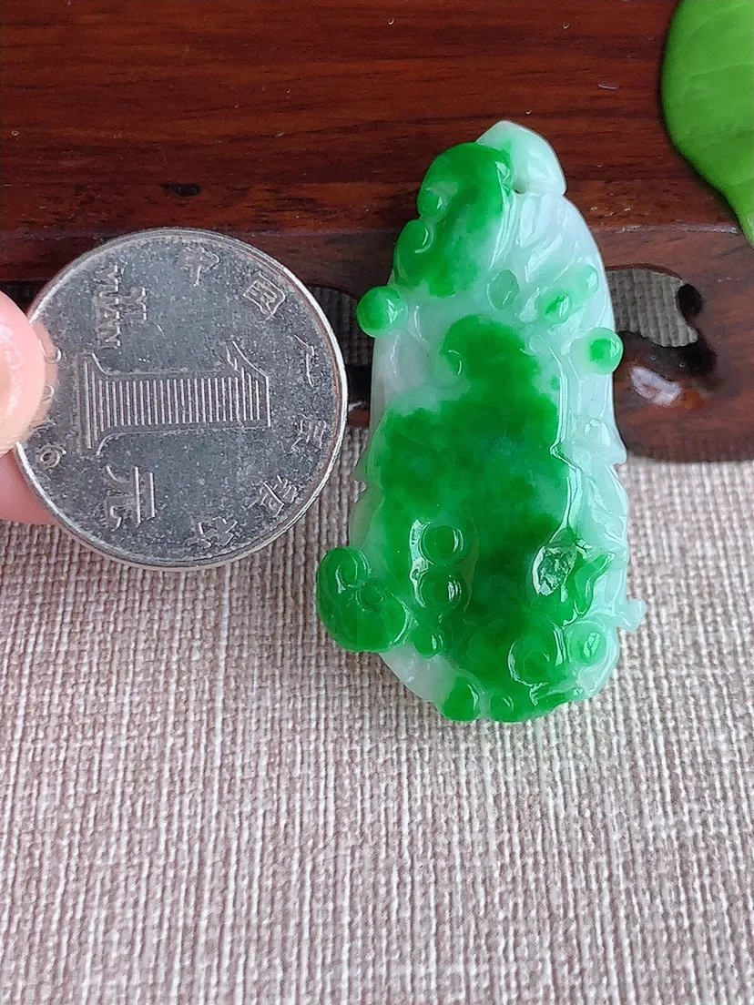 天然A货翡翠飘阳绿白菜吊坠 尺寸42.3×23.6×10.4m量15.47g 0719