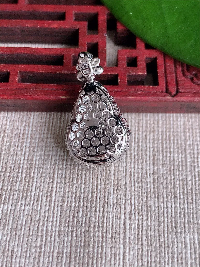 天然A货翡翠18K金伴飘花葫芦吊坠尺寸24.4×13.5×9裸石14×11m量3.58g 0719