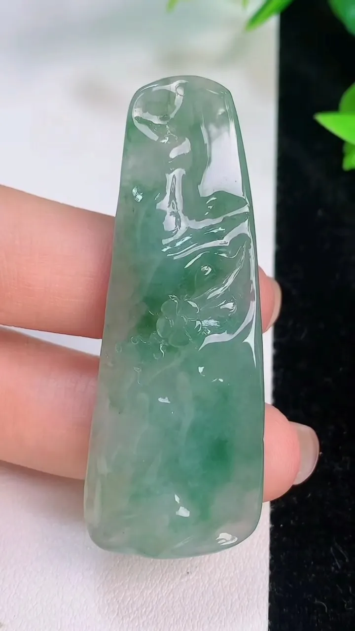 天然A货翡翠梅花吊坠，尺寸56.5-21-8.5，重量:17.64g
7月20日