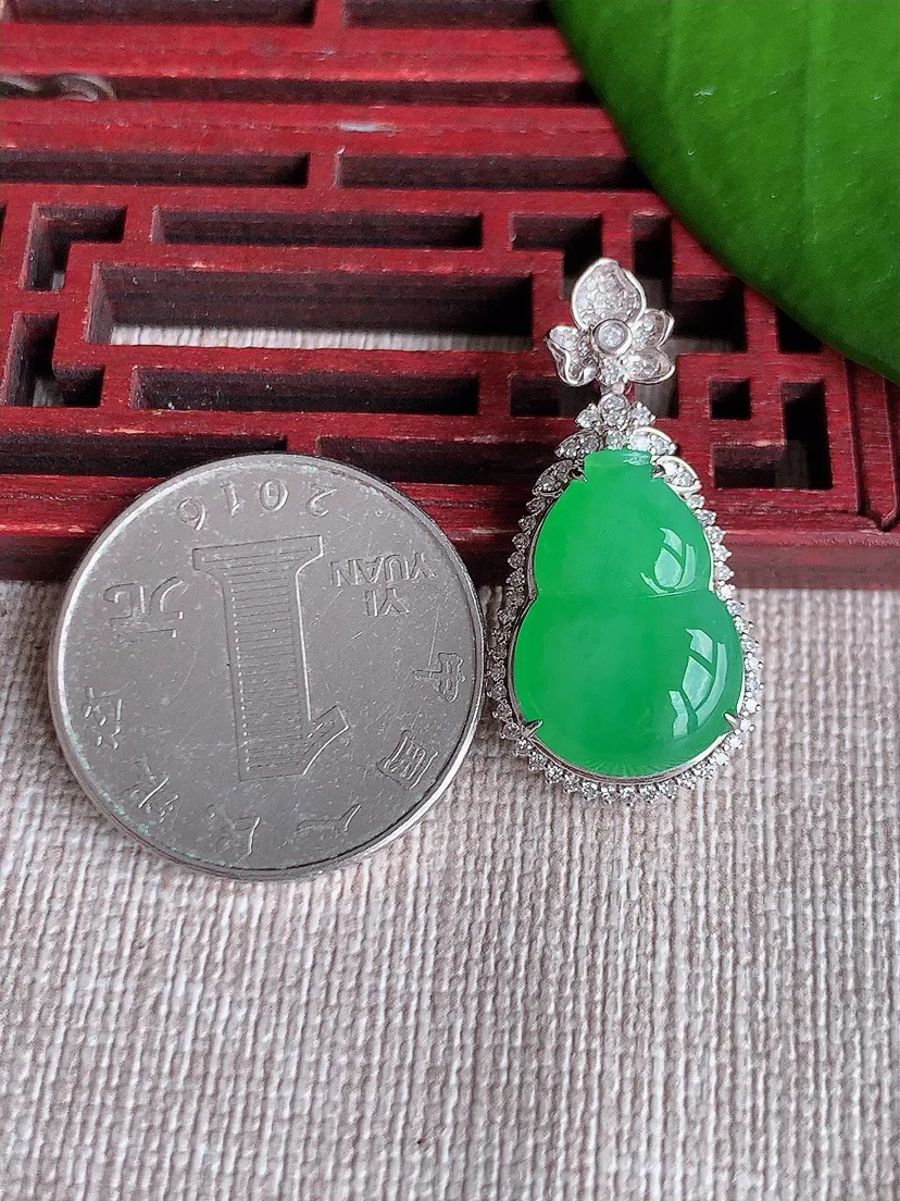 天然A货翡翠18K金伴阳绿葫芦吊坠尺寸30.7×15.3×7.6裸石17.6×12.2m量5.00g 0719
