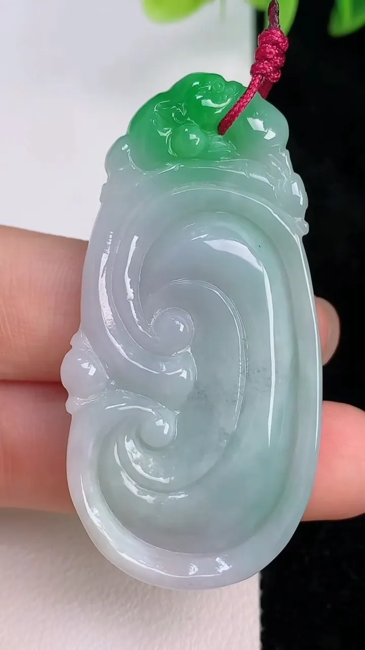 天然A货翡翠如意吊坠，尺寸52.8-26-5.8，重量:15.14g
7月20日