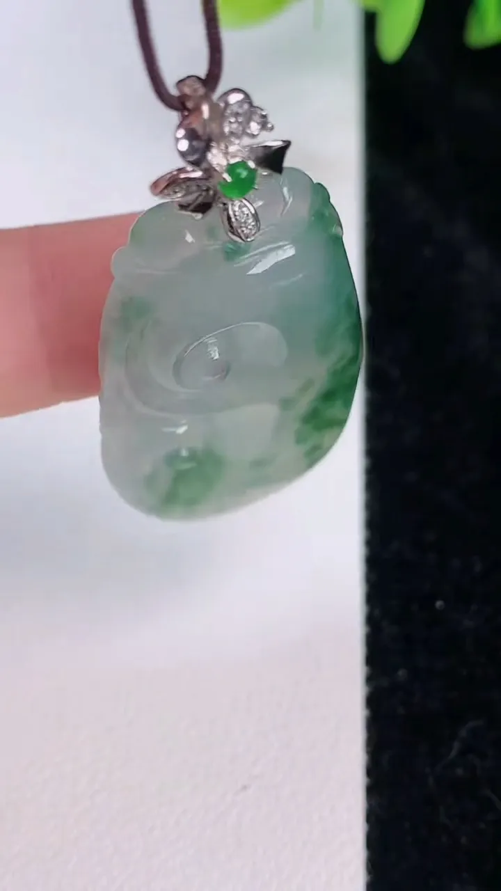 天然A货翡翠种飘花如意吊坠，尺寸36.8-22-6.2，重量:10.97g
7月20日