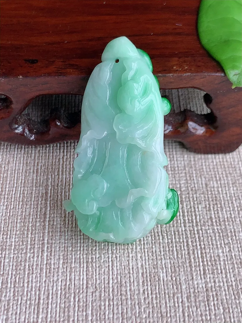 天然A货翡翠飘阳绿白菜吊坠 尺寸42.3×23.6×10.4m量15.47g 0719