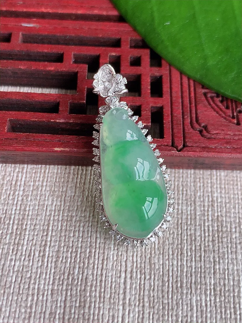 天然A货翡翠18K金伴甜绿四季豆福豆平安豆吊坠 尺寸34.4×14.3×9.6裸石23.8×11.2m量4.06g 0719