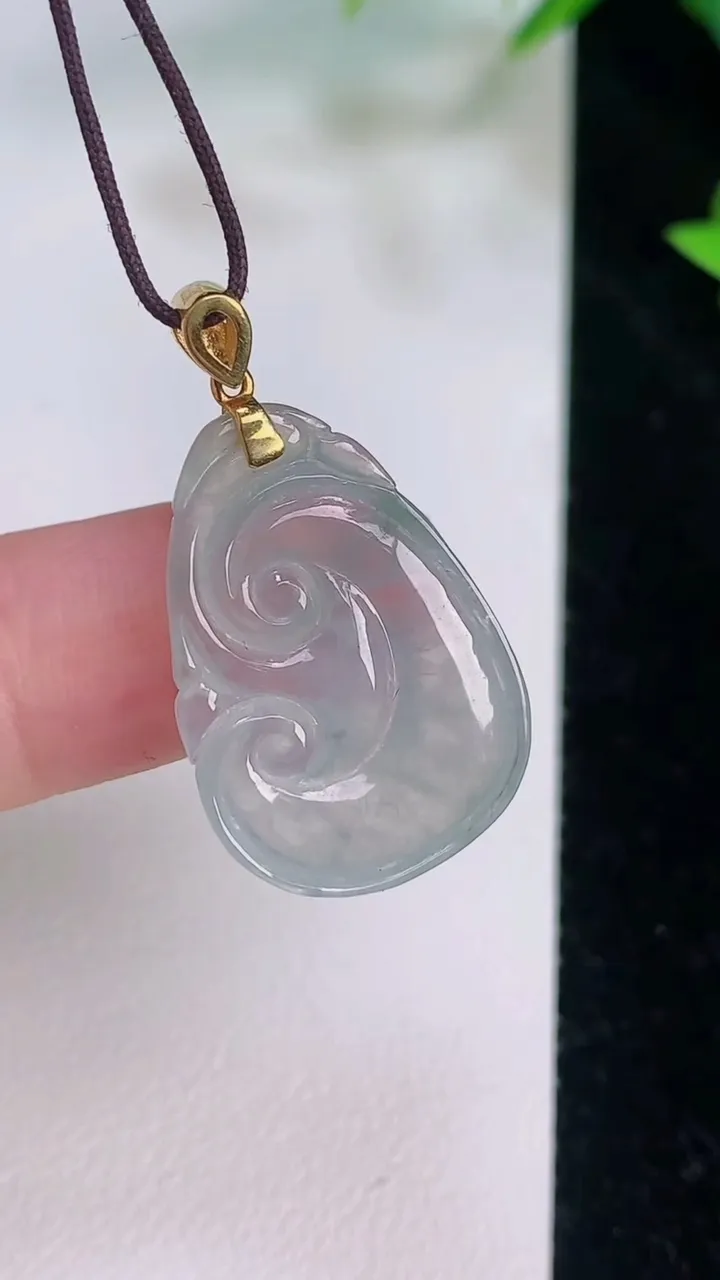 天然A货翡翠k 金飘花如意吊坠，尺寸 23.6-16.5-4，重:3.06g
7月20日