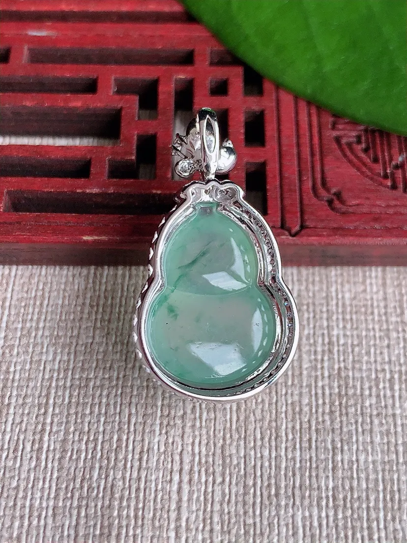 天然A货翡翠18K金伴飘花葫芦吊坠尺寸31.2×17.4×9.5裸石19.7×14m量4.72g 0