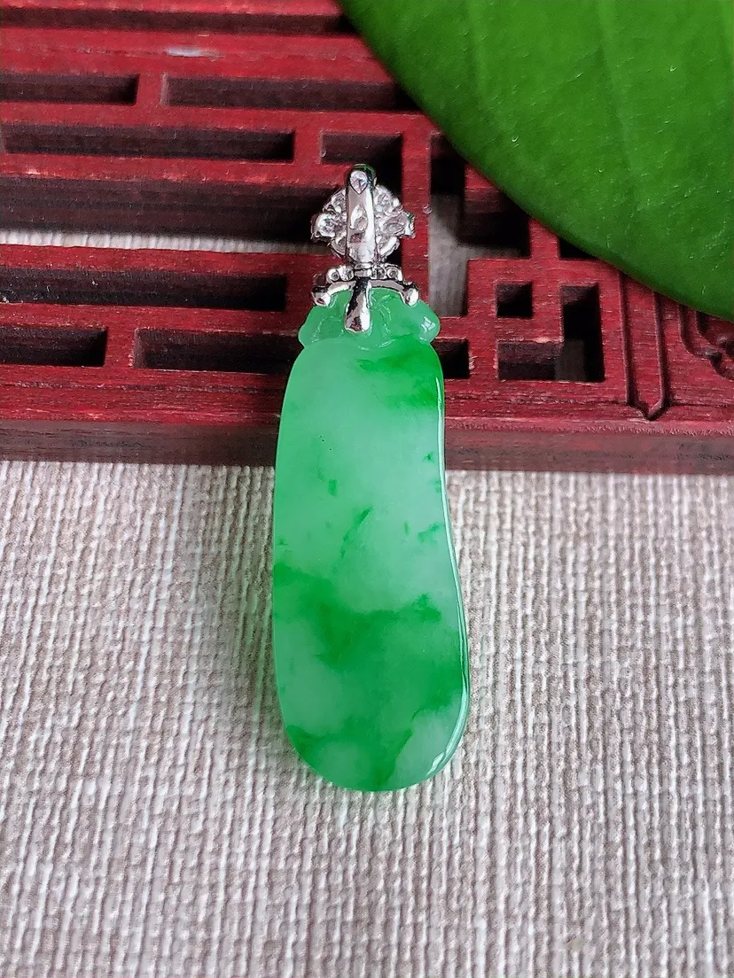 天然A货翡翠18K金伴飘阳绿福瓜吊坠尺寸39.4×31.5×11.2×4.5m量4.33g 0719