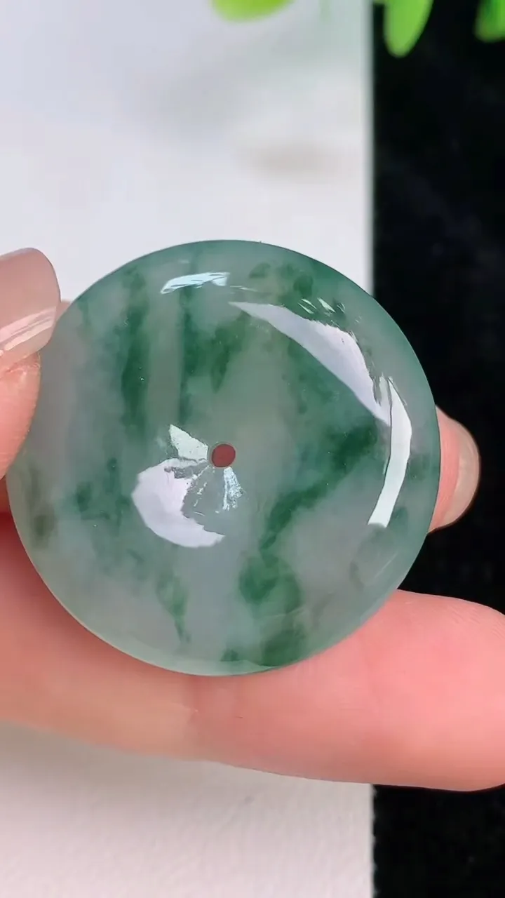天然A货翡翠飘花平安扣吊坠，尺寸29.5-6.5，重量:12.00g
7月20日