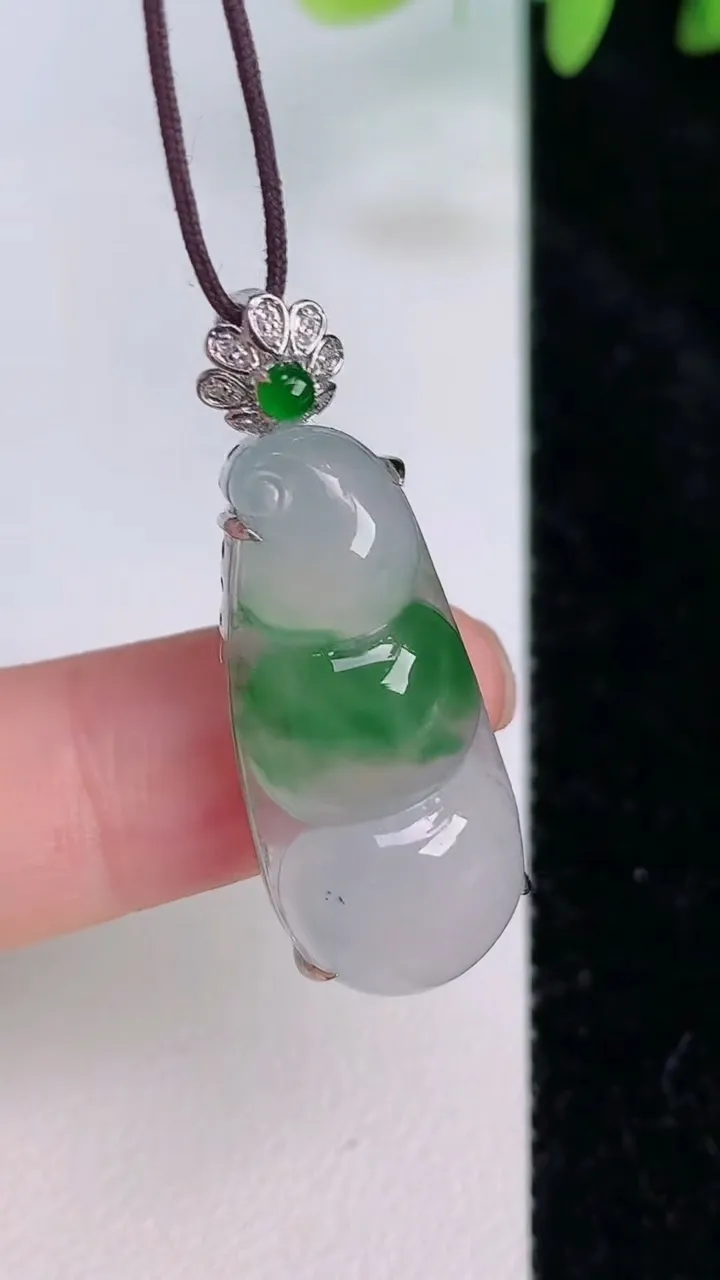 天然A货翡翠福豆吊坠，尺寸27.8-13-7.6，重量:4.33g
7月20日