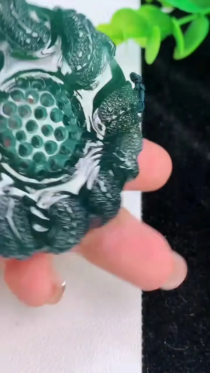 天然A货翡翠九龙至尊 龙牌吊坠，尺寸55-10，重量:48.75g
7月20日