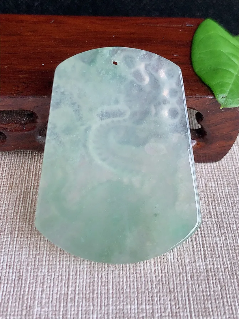 天然A货翡翠飘绿龙牌吊坠尺寸53×40×5.5m量25.07g 0719