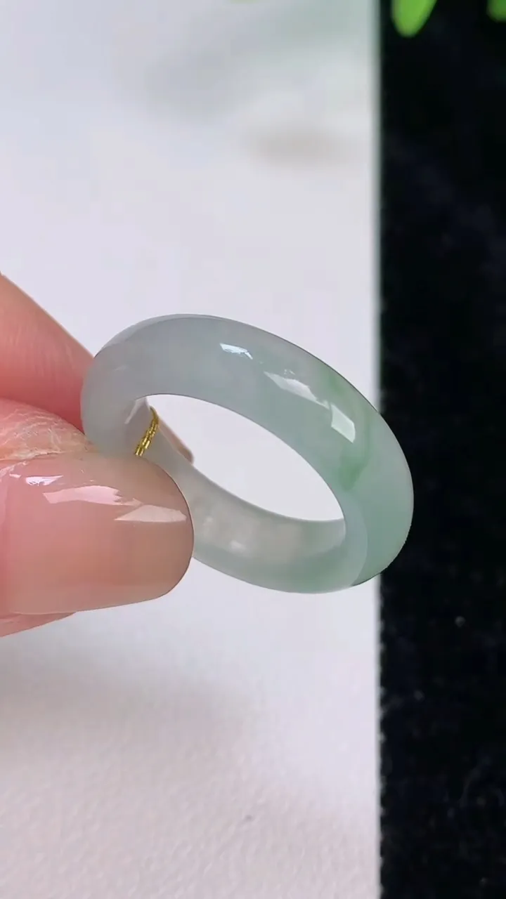 天然A货翡翠戒指指环，尺寸16.7-5.5-3.3，重量:3.69g2025年7月20日
工厂直销收藏佳品,种好水足，色泽均匀，有种有色，上手高大气！
