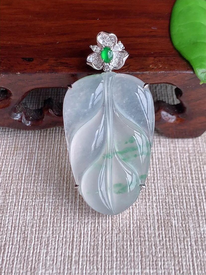 天然A货翡翠18K金伴飘花叶子金枝玉叶吊坠尺寸44×33.5×21.7×8.3m量8.00g 0719