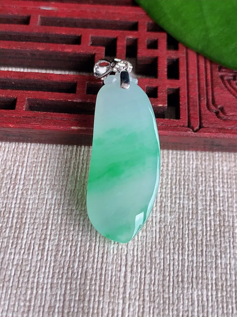 天然A货翡翠18K飘绿福瓜吊坠尺寸39.5×31.4×12.6×5.6m量5.50g 0719
