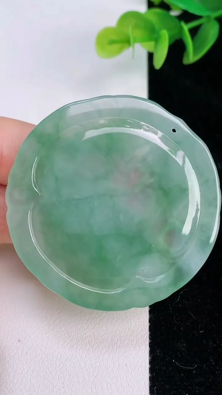 天然A货翡翠生肖兔吊坠，尺寸51.6-52.4-4.6，重量:25.29g
7月20日