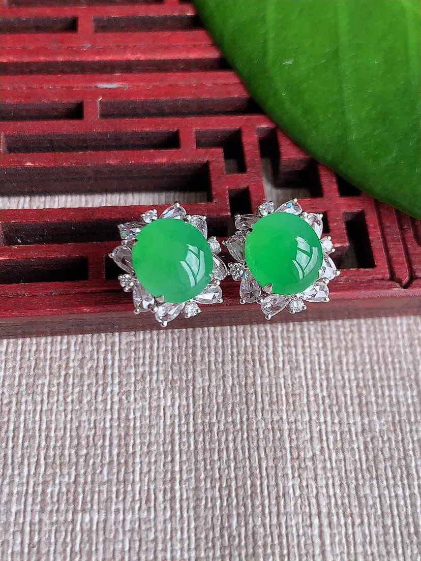 天然A货翡翠18K金伴钻镶嵌甜绿蛋面耳钉 尺寸8.4×7.4mm 重量3.10g 0719