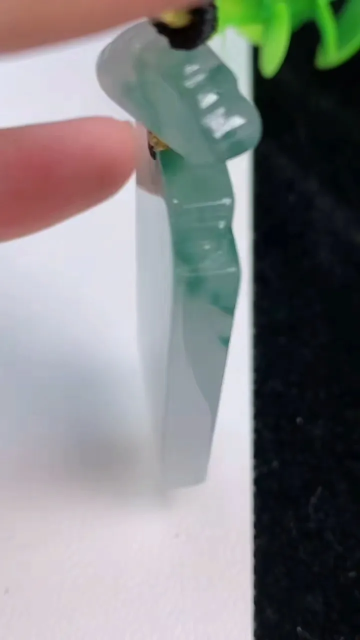 天然A货翡翠飘花仿古无事牌吊坠，尺寸54.8-24-6，重量:31.85g
7月20日