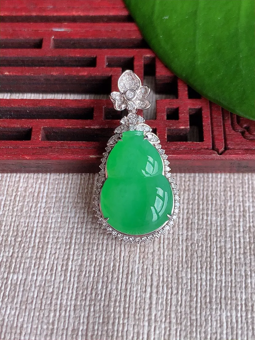 天然A货翡翠18K金伴阳绿葫芦吊坠尺寸30.7×15.3×7.6裸石17.6×12.2m量5.00g 0719