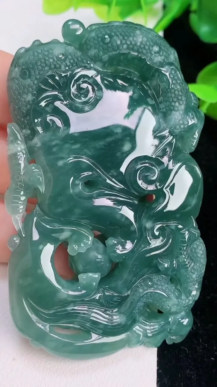 天然A货翡翠蓝水龙牌吊坠，尺寸78-45-13，重:72.26g
7月20日