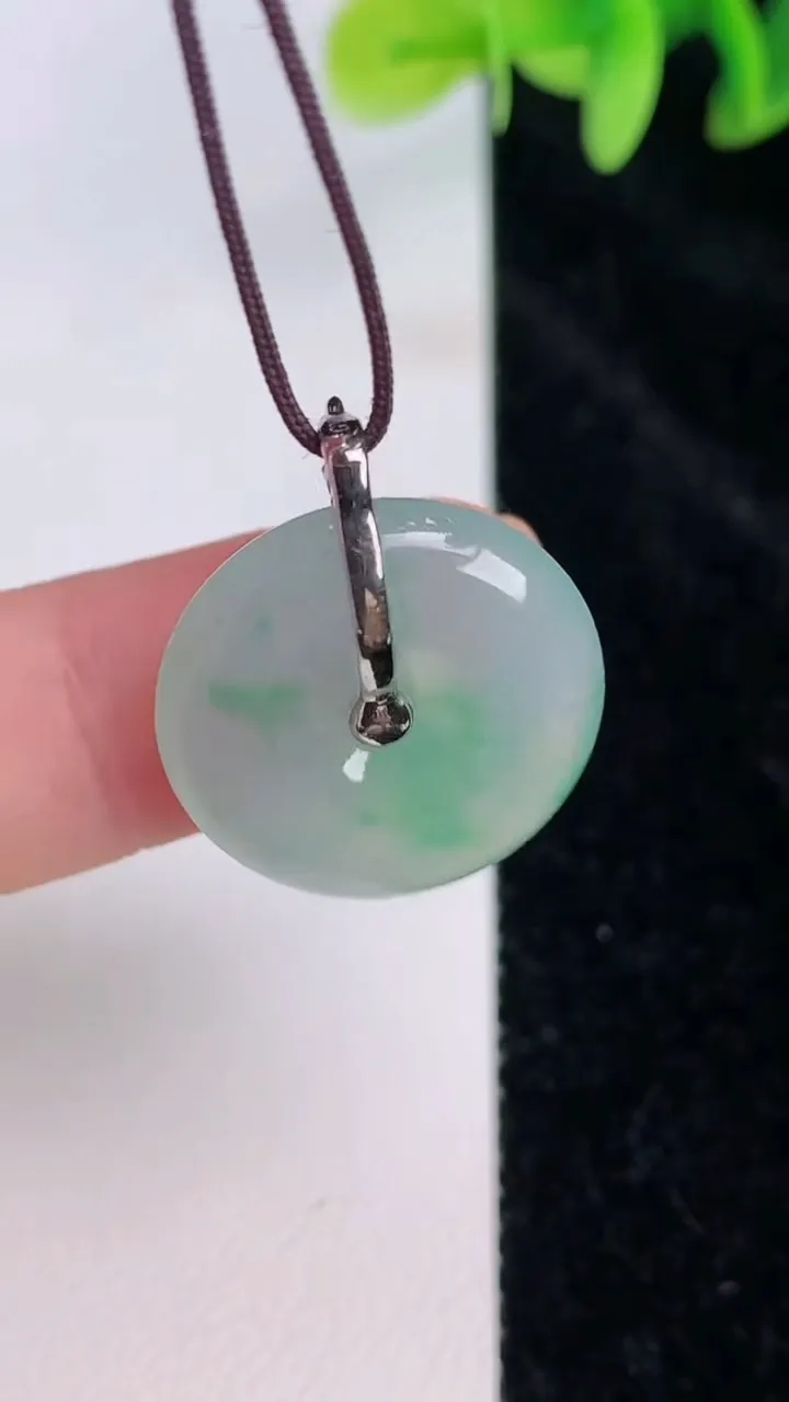 天然A货翡翠平安扣吊坠，尺寸19.5-4.8，重量:4.22g
7月20日