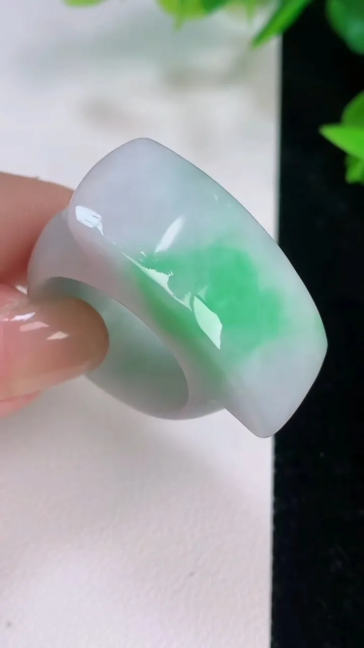 天然A货翡翠马鞍指环扳指，尺寸20.8-33.6-14，重:20.26g2025年7月20日
工厂直销收藏佳品,种好水足，色泽均匀，有种有色，上手高大气！
