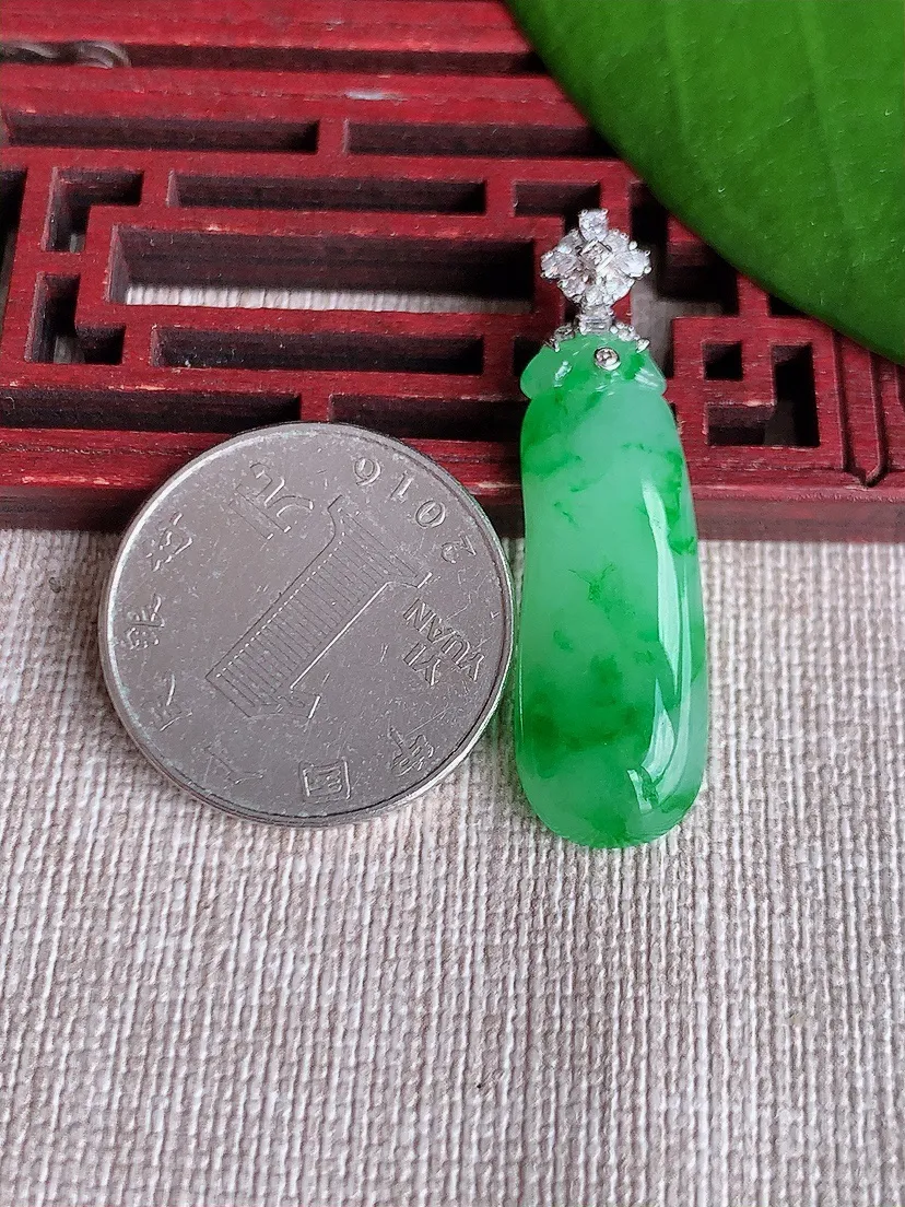 天然A货翡翠18K金伴飘阳绿福瓜吊坠尺寸39.4×31.5×11.2×4.5m量4.33g 0719