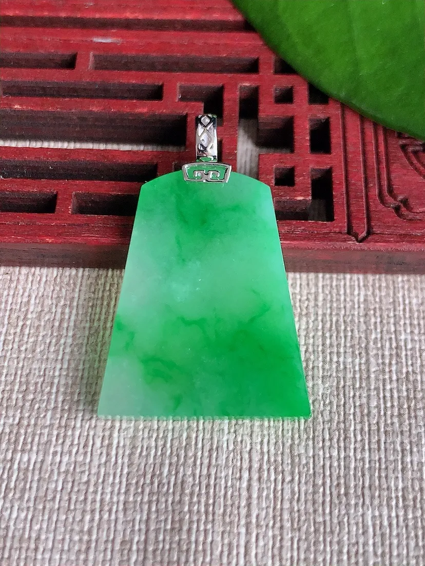 天然A货翡翠18K金伴飘绿无事牌吊坠尺寸35.3×27.5×22.7×2.7m量5.88g 0719