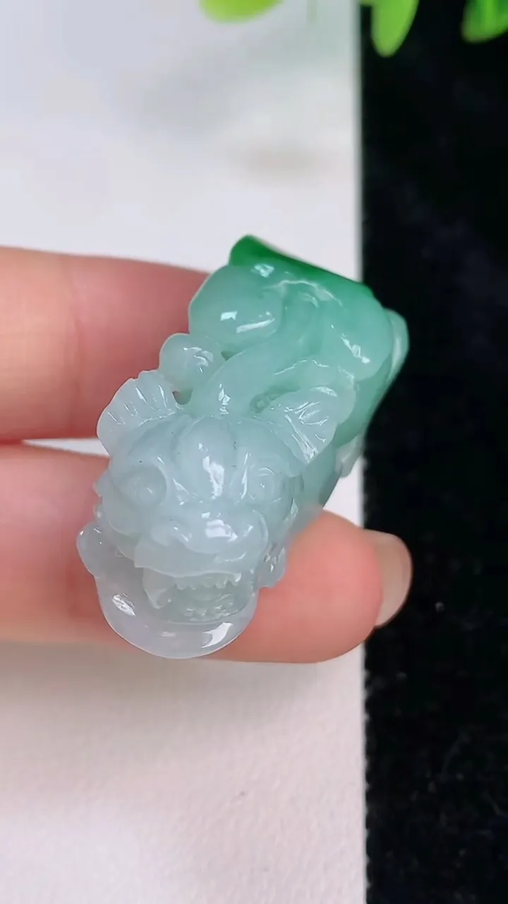 天然A货翡翠貔貅吊坠，尺寸34.5-14.8-16.7，重量:20.00g
7月20日
