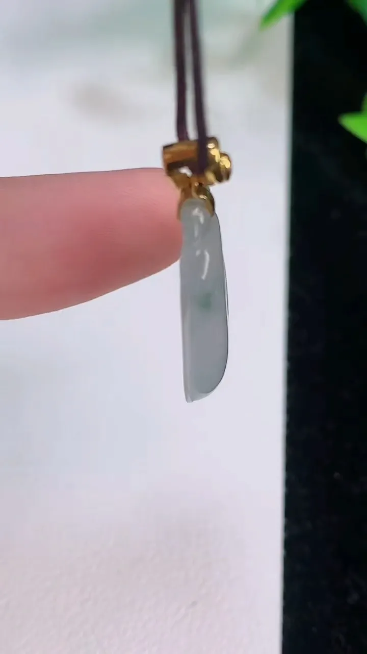 天然A货翡翠k 金飘花如意吊坠，尺寸 23.6-16.5-4，重:3.06g
7月20日