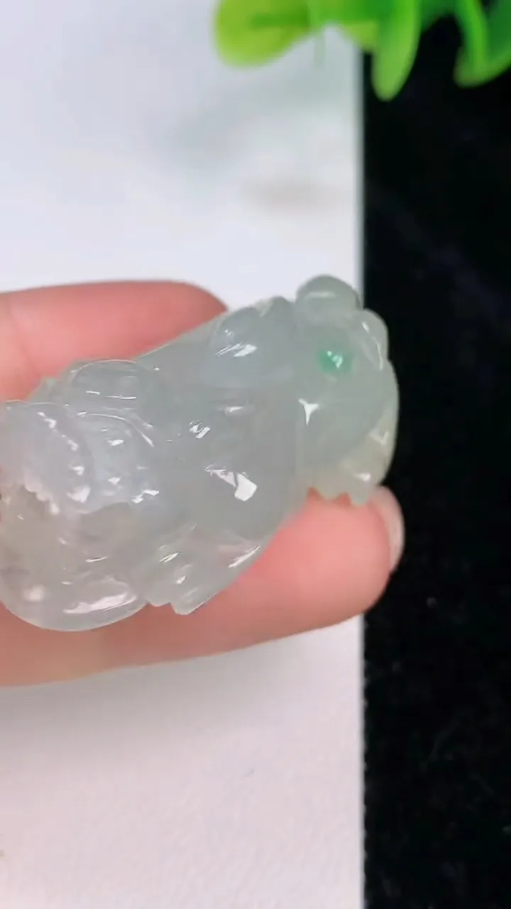 天然A货翡翠貔貅吊坠，尺寸43.5-17.6-16.4，重量:19.00g
7月20日