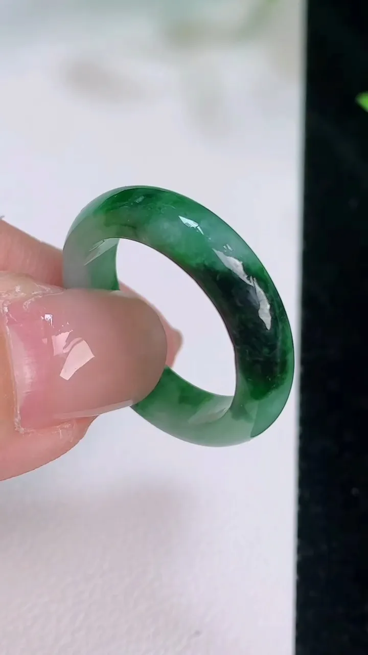 天然A货翡翠指环戒指，尺寸18.1-5.5-2.6，重:3.26g2025年7月20日
工厂直销收藏佳品,种好水足，色泽均匀，有种有色，上手高大气！
