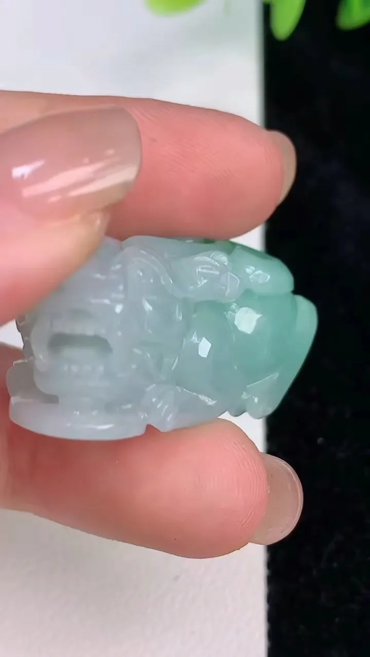 天然A货翡翠貔貅吊坠，尺寸34.5-14.8-16.7，重量:20.00g
7月20日