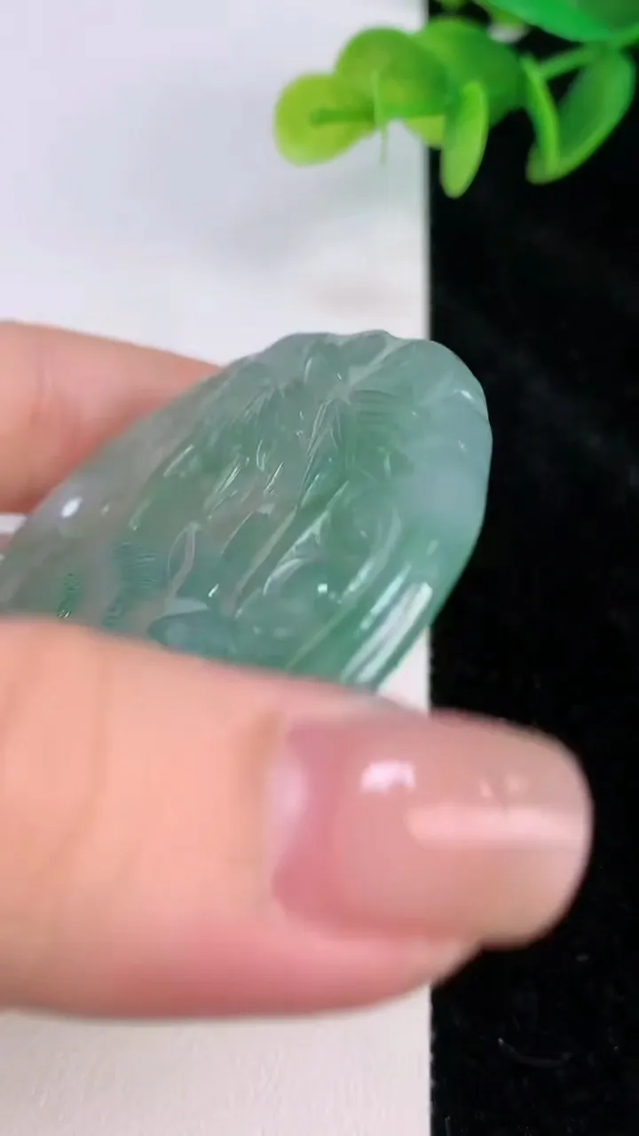 天然A货翡翠生肖兔吊坠，尺寸51.6-52.4-4.6，重量:25.29g
7月20日