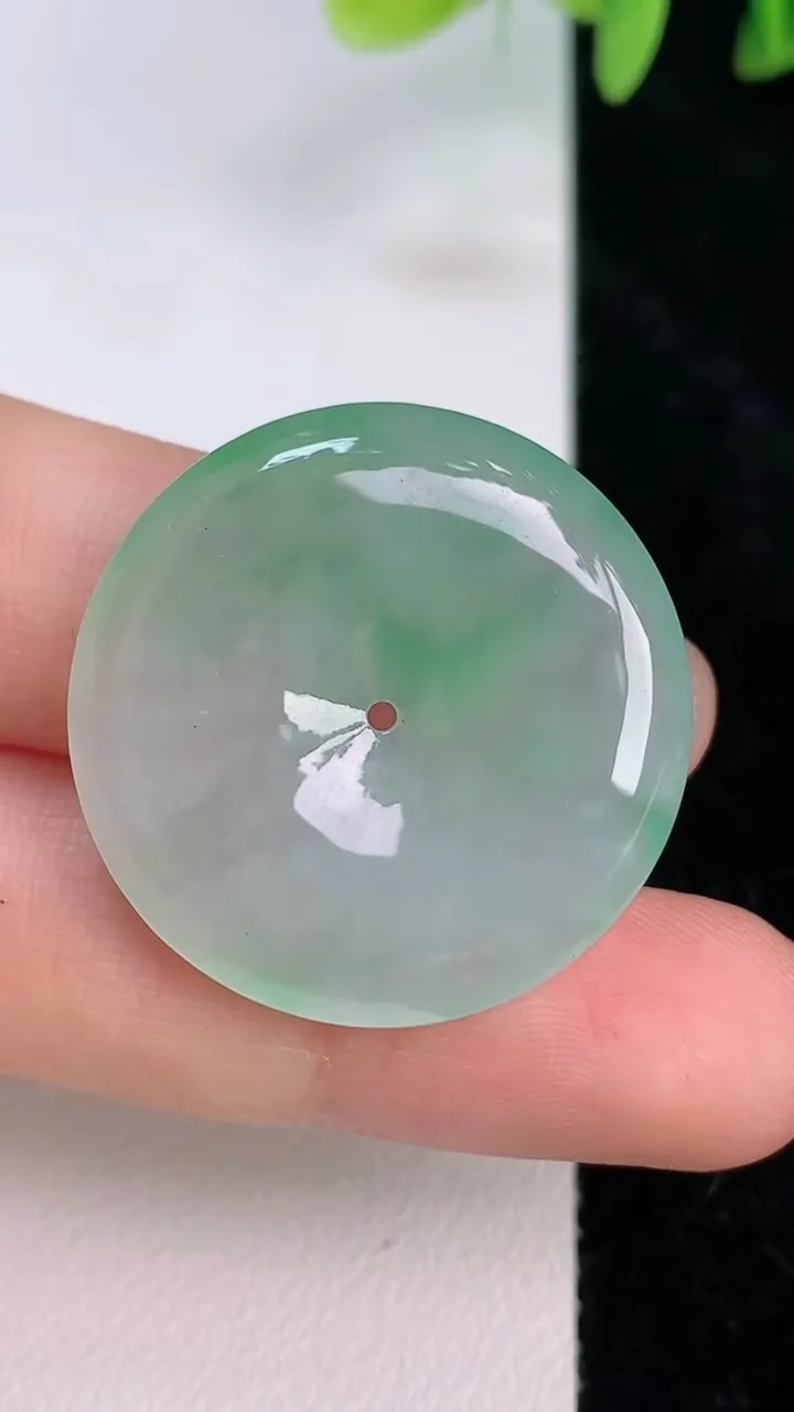 天然A货翡翠平安扣吊坠，尺寸28.4-5.3，重量:8.90g
7月20日