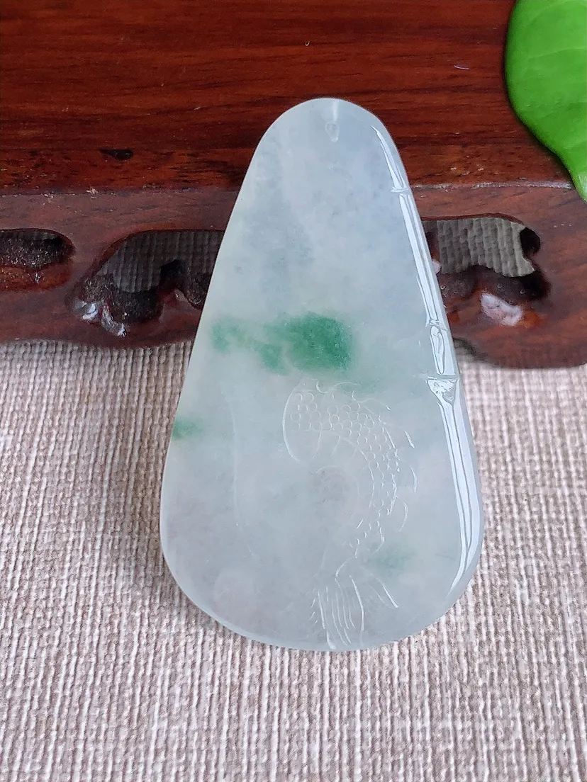 天然A货翡翠飘花龙牌吊坠尺寸48×28×5.8m量15.10g 0719