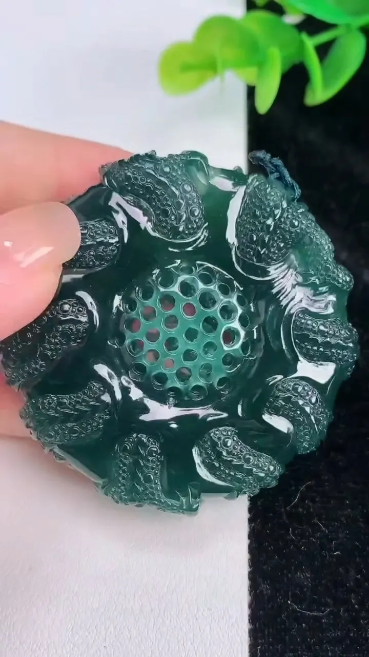 天然A货翡翠九龙至尊 龙牌吊坠，尺寸55-10，重量:48.75g
7月20日