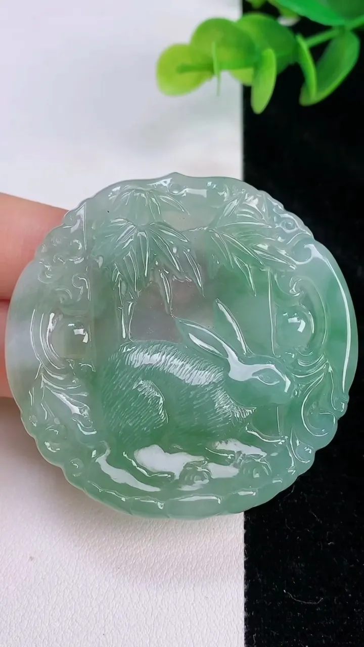 天然A货翡翠生肖兔吊坠，尺寸51.6-52.4-4.6，重量:25.29g
7月20日