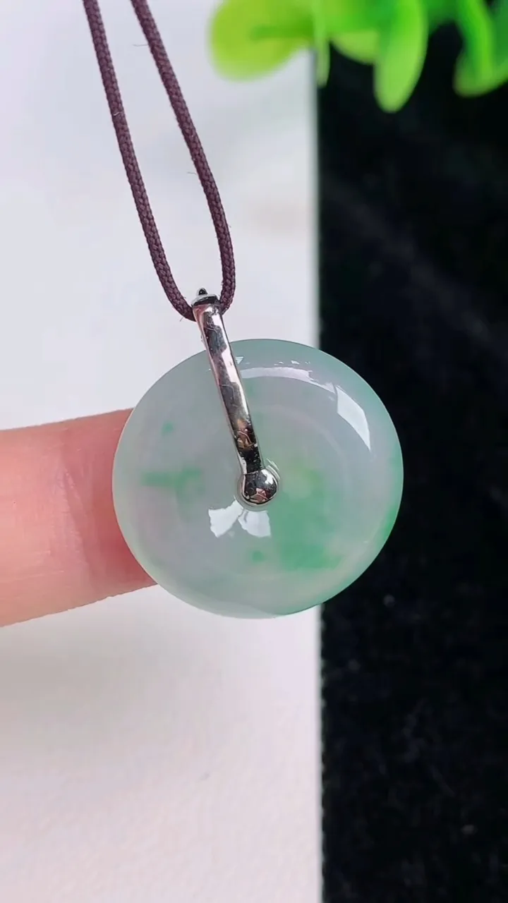 天然A货翡翠平安扣吊坠，尺寸19.5-4.8，重量:4.22g
7月20日