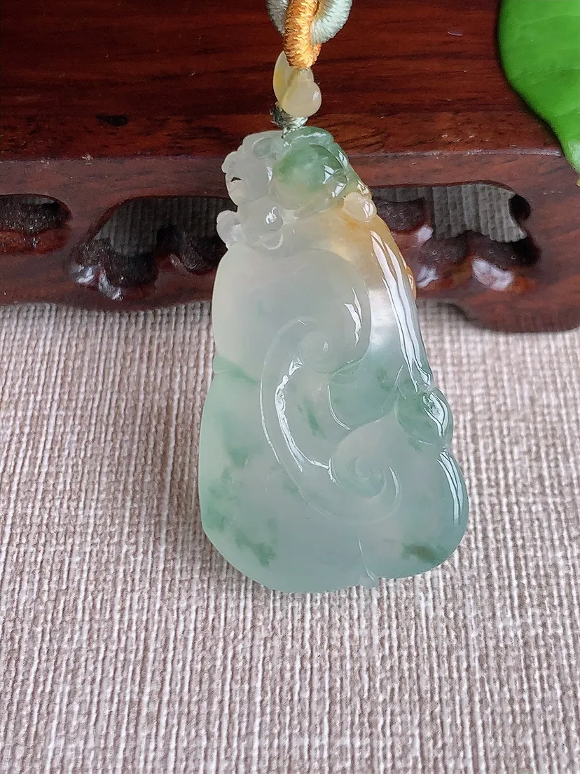 天然A货翡翠飘黄翡飘花如意吊坠尺寸40.5×23.7×9.5m量18.93g 0719