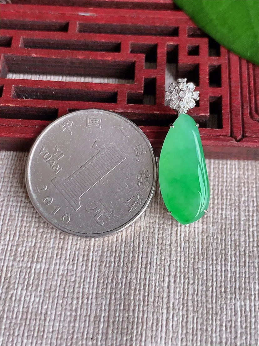 天然A货翡翠18K金伴满绿福瓜吊坠尺寸27×20×8.7×5.3m量2.48g 0719