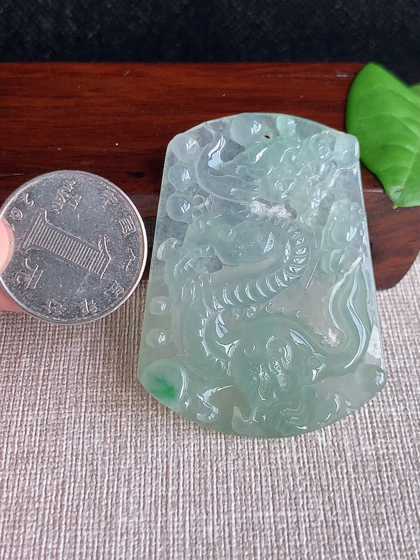 天然A货翡翠飘绿龙牌吊坠尺寸53×40×5.5m量25.07g 0719