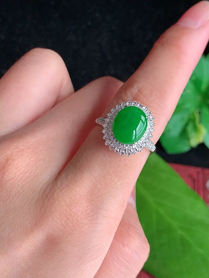 天然A货翡翠18K金伴钻镶嵌阳绿蛋面戒指 圈口17.3裸石尺寸10×8mm 重量3.09g 0719