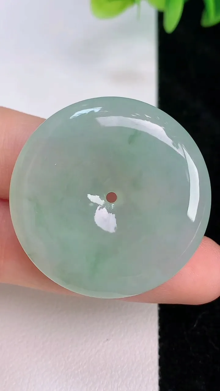 天然A货翡翠飘花平安扣吊坠，尺寸35-5.3，重量:14.38g
7月20日