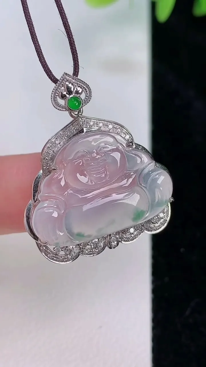 天然A货翡翠种飘花佛公吊坠，尺寸27.3-24.2-5.7，裸石15.7-22.5重量:3.15g
