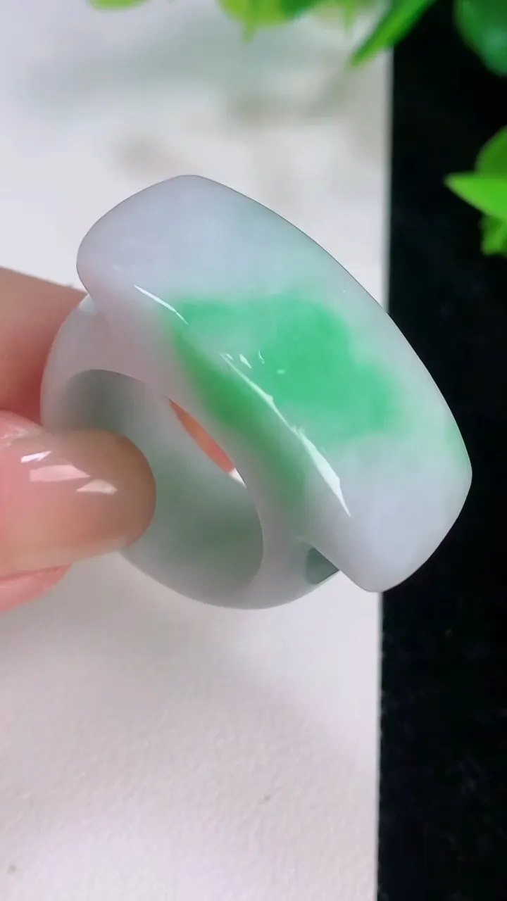 天然A货翡翠马鞍指环扳指，尺寸20.8-33.6-14，重:20.26g2025年7月20日
工厂直销收藏佳品,种好水足，色泽均匀，有种有色，上手高大气！