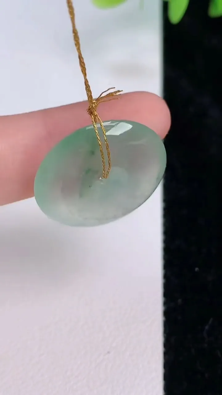 天然A货翡翠平安扣吊坠，尺寸22-4.3，重量:5.52g
7月20日