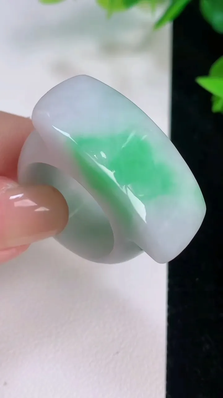 天然A货翡翠马鞍指环扳指，尺寸20.8-33.6-14，重:20.26g2025年7月20日
工厂直销收藏佳品,种好水足，色泽均匀，有种有色，上手高大气！