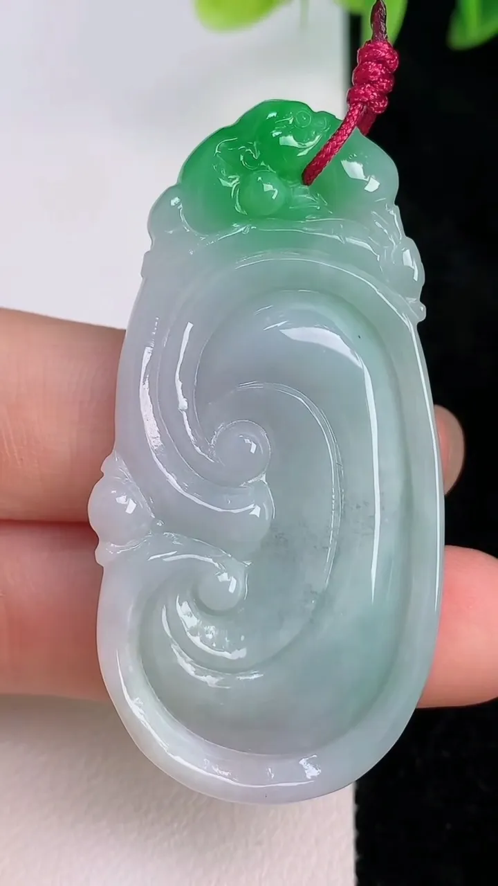 天然A货翡翠如意吊坠，尺寸52.8-26-5.8，重量:15.14g
7月20日